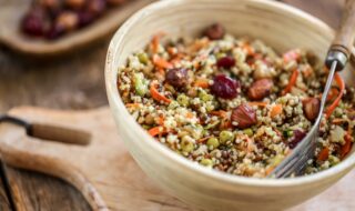 Quinoa Bowl mit Feta, Erbsen und Möhren