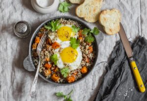 Quinoa Bowl mit Kürbis und Spiegelei