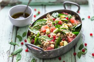 Quinoa mit Spinat, Grapefruit, Granatapfel und Haselnüssen