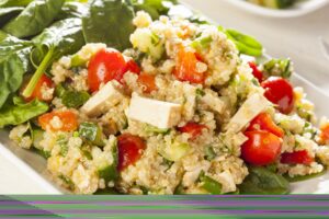 Quinoa Bowl mit Tofu, Tomaten, Paprika und Spinat