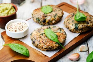 Quinoabratlinge mit Spinat und Avocado-Dip