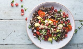 Quinoa-Avocadosalat mit Granatapfelkernen und Hummus