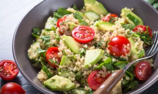 Quinoasalat mit Avocado, Gurke und Tomaten