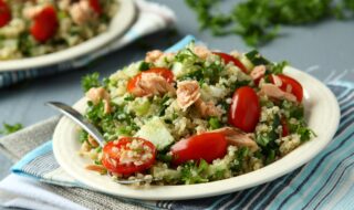 Tomaten-Quinoasalat mit Gurke und Lachs