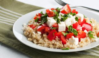 Quinoasalat mit Tomaten, Paprika und Feta