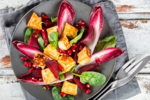 Radicchio mit rote Bete, Tofu und Granatapfelkernen