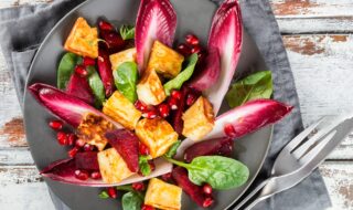 Radicchio mit rote Bete, Tofu und Granatapfelkernen