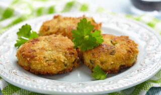 Kartoffelbratlinge mit Erbsen