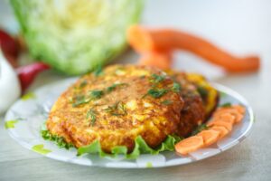 Kartoffelbratlinge mit Kohl und Möhren