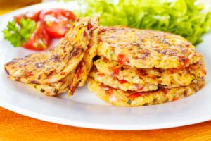 Reibekuchen mit Paprika und Tomaten