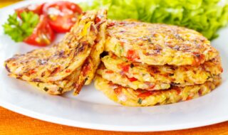 Reibekuchen mit Paprika und Tomaten