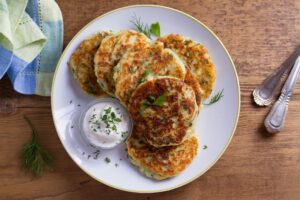 Reibekuchen mit Zucchini, Topinambur und Joghurtdip