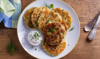 Reibekuchen mit Zucchini, Topinambur und Joghurtdip