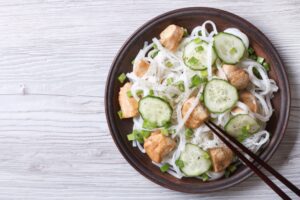 Reisnudeln mit Hähnchen und Gurkensalat