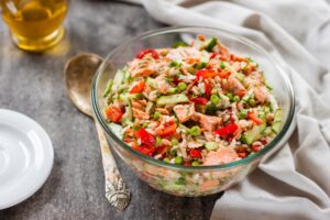 Reissalat mit Lachs, Erbsen, Paprika und Gurke