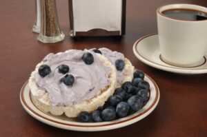 Reiswaffeln mit Blaubeerquark und Blaubeeren