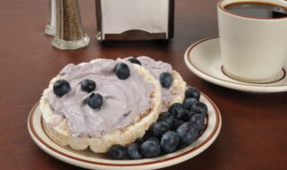 Reiswaffeln mit Soja-Blaubeerquark und Blaubeeren