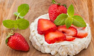 Reiswaffeln mit Quark und Erdbeeren