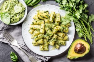 Rigatoni mit Avocado-Basilikum-Pesto