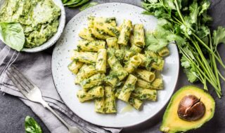 Rigatoni mit Avocado-Basilikum-Pesto