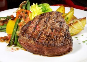 Rinderfilet mit Kartoffelecken, grünen Bohnen und Tomaten