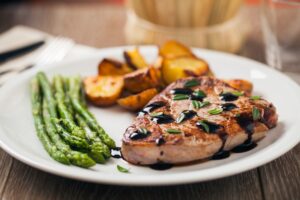 Rindersteak mit Ofenkartoffeln und grünem Spargel