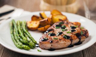 Rindersteak mit Ofenkartoffeln und grünem Spargel