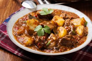 Rindergulasch mit Kartoffeln und Paprika