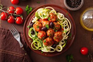 Rinderhackfleischbällchen mit Zoodles