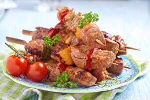 Rinderspieße mit Paprika und Tomatensalat