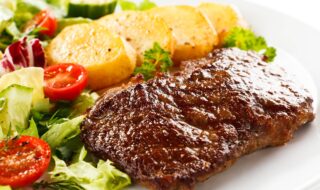 Rindersteak mit Bratkartoffeln und Salat