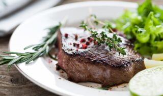 Rindersteak mit Kartoffel, Birne, Schimmelkäse und Salat