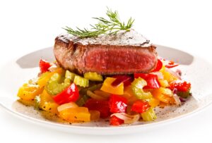 Rindersteak mit Paprika-Sellerie-Gemüse