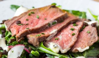 Rinderstreifen auf Rucola-Linsensalat mit Senfcreme