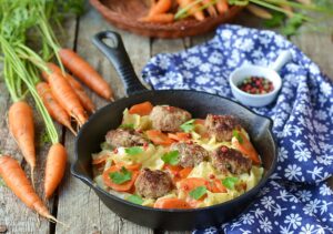 Rindfleisch-Frikadellen mit Möhren und Chinakohl