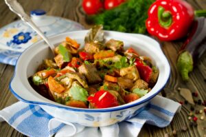 Rindfleischragout mit Paprika, Möhren und Zucchini