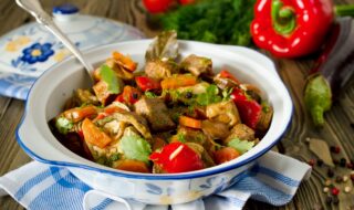 Rindfleischragout mit Paprika, Möhren und Zucchini