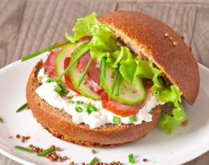 Brötchen mit gekochtem Schinken und Kräuterquark