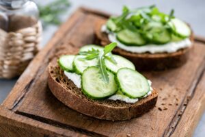 Brot mit Frischkäse, Gurke und Rucola