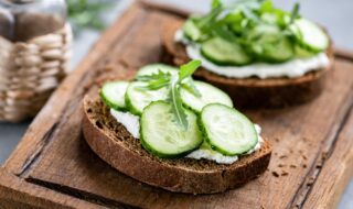 Brot mit veganem Frischkäse, Gurke und Rucola