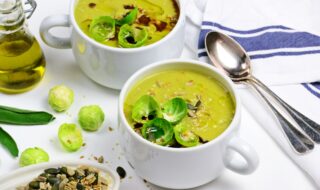 Rosenkohl-Cremesuppe mit Hühnerbrust und Kernmischung