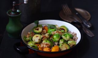 Buchweizen Bowl mit Rosenkohl und Kürbis