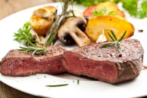 Rosmarinsteak mit Champignons und Kartoffeln aus dem Ofen