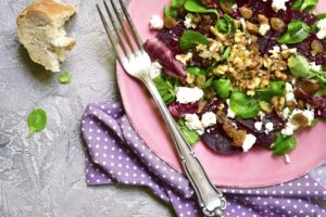 Rote Bete mit veganem Feta und Feldsalat