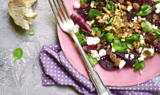 Rote Bete mit veganem Feta und Feldsalat