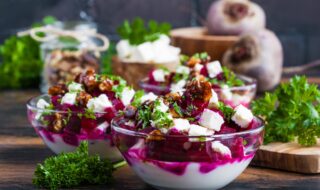 Salat-Bowl mit rote Bete, veganem Feta und Sojajoghurt