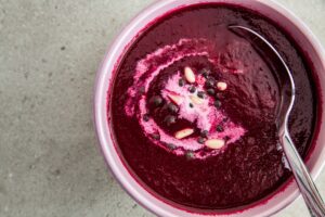 Rote Bete-Suppe mit schwarzen Bohnen und Pinienkernen