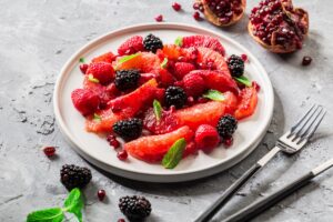 Roter Obstsalat mit Blutorange und Himbeer-Minz-Dressing