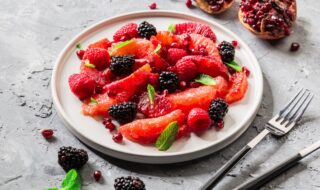 Roter Obstsalat mit Blutorange und Himbeer-Minz-Dressing