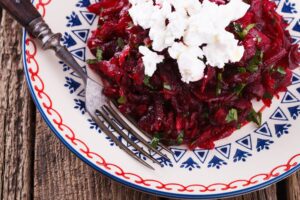 Rotkohlsalat mit Apfel und veganem Feta